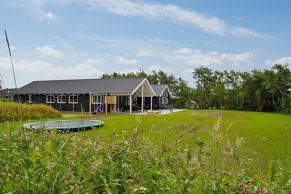 Flott feriehus med bassend med  en vakker beliggenhet i den populære feriebyen Blåvand og kun 600 m fra havet. 