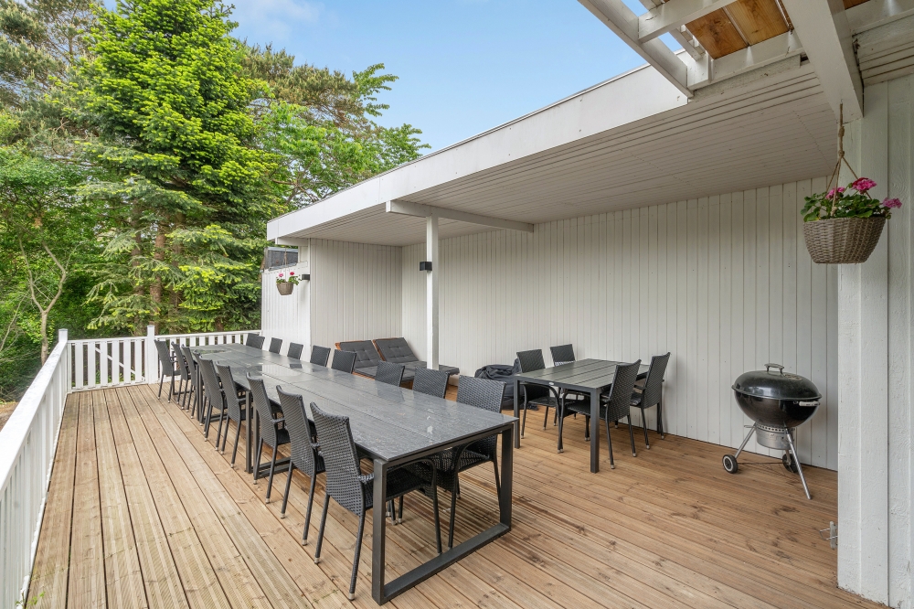 Nyt en grillkveld på terrassen i luksushus nr. 373 i Limfjorden