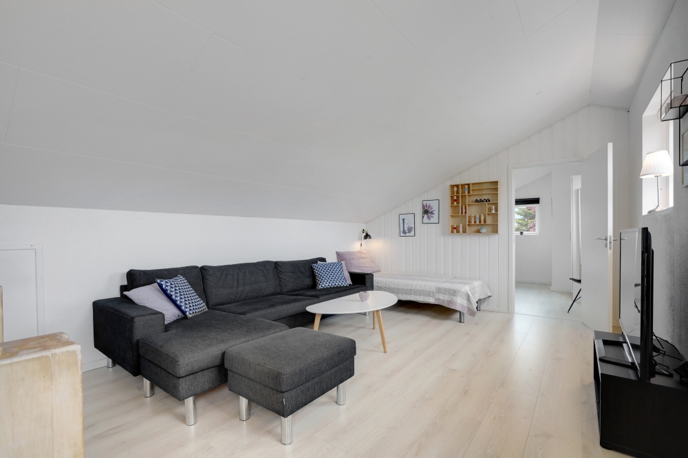 Sofaen i luksushus nr. 373 i Limfjorden er perfekt for å hygge seg med et brettspill eller se en film sammen.