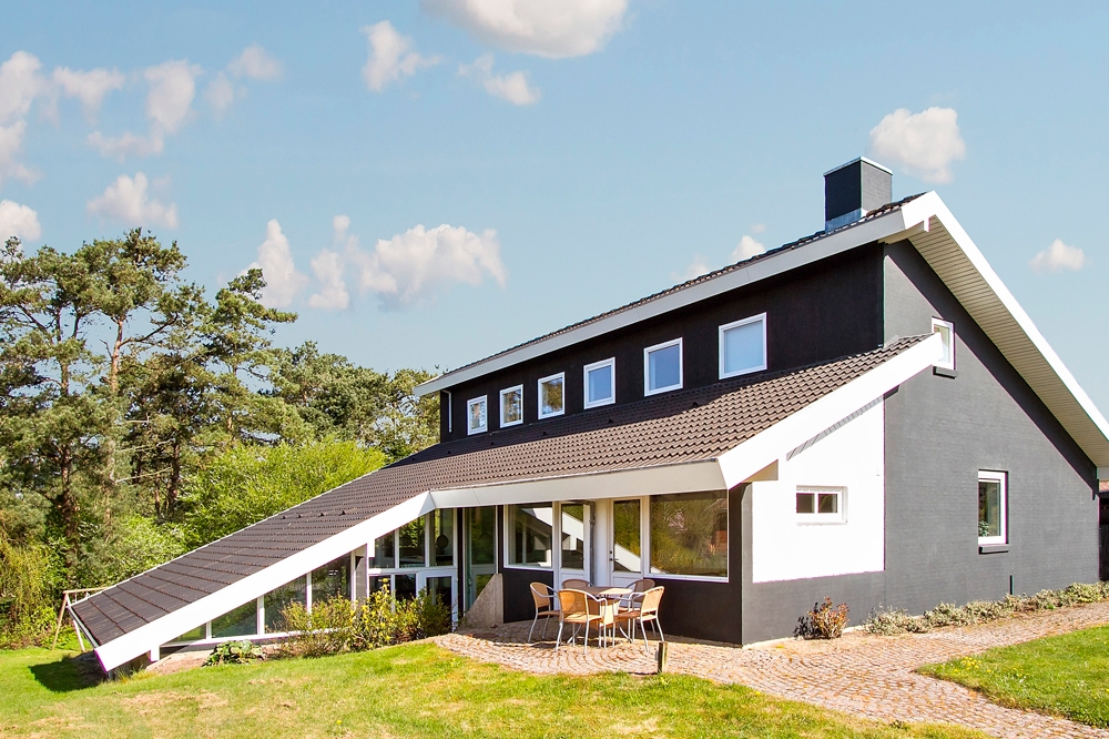 Dette lekre huset med svømmebasseng, nr. 373, med plass til 20 personer, ligger i Limfjorden