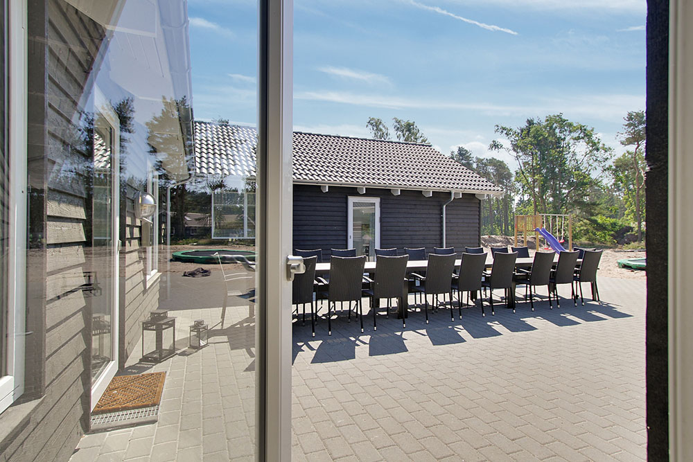 Nyt en grillkveld på terrassen i luksushus nr. 374 i Bornholm