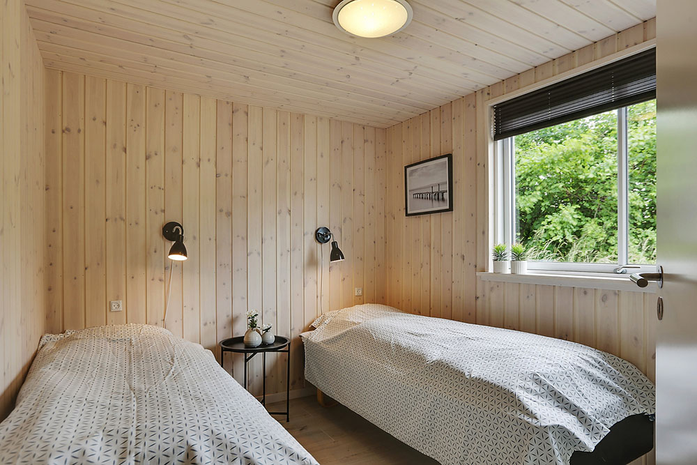 Et av de 8 soverommene i luksushus nr. 374 i Bornholm.