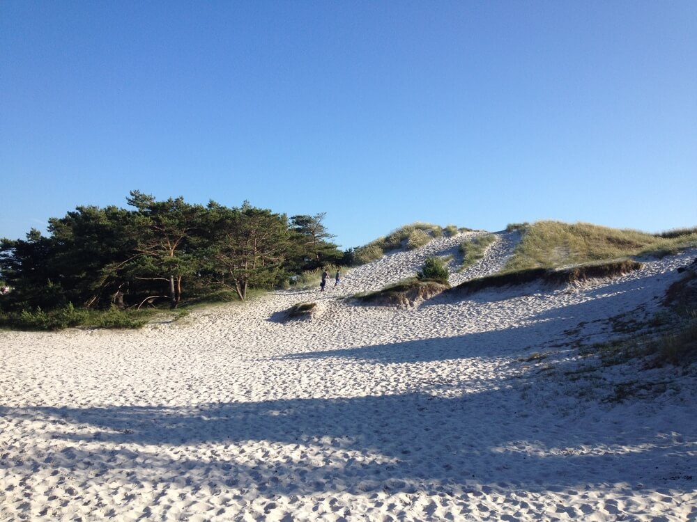 Stranden nær luksushus nr. 374 i Bornholm er ideell til gåturer.