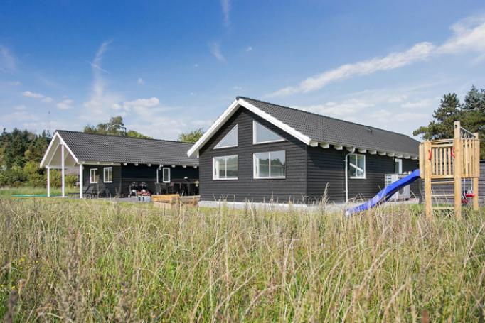 Stort og luksuriøst feriehus ved Vejby Strand blant vakker natur og rett ved en barnevennlig badestrand.