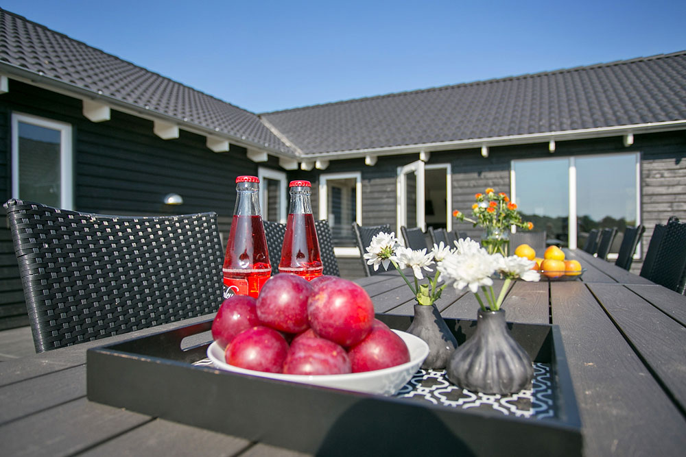 Nyt en grillkveld på terrassen i luksushus nr. 376 i Nordsjælland