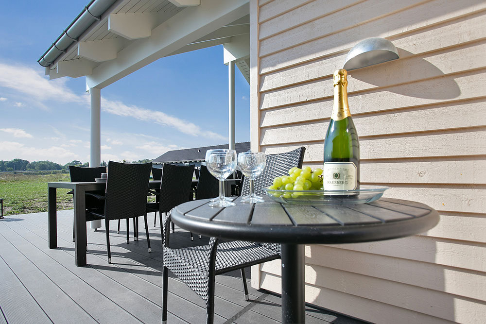 Nyt en grillkveld på terrassen i luksushus nr. 379 i Nordsjælland