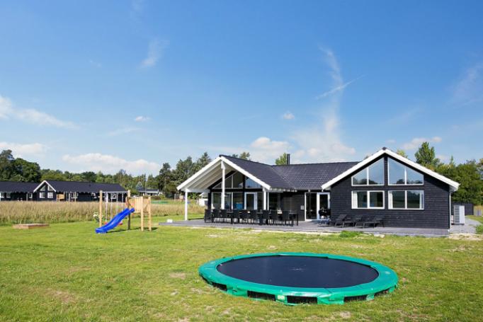 Dette flotte huset med basseng ligger nær Vejby Strand og kun noen få kilometer fra den hyggelige strandpromenaden, de sjarmerende kafeene og restaurantene og den barnevennlige stranden i Rågeleje. 