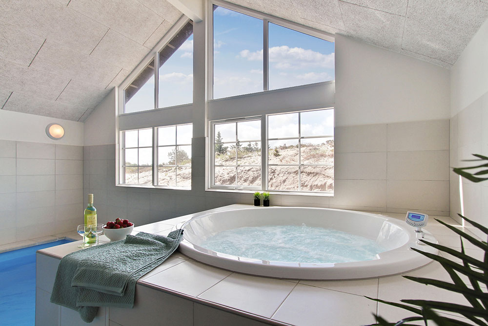 Nyt varmen i boblebadet i luksushus nr. 383 i Vestjylland