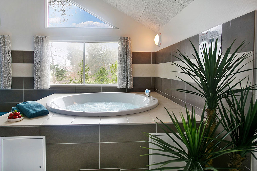 Nyt varmen i boblebadet i luksushus nr. 387 i Vestjylland