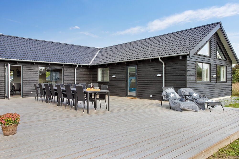 Nyt en grillkveld på terrassen i luksushus nr. 395 i Nordsjælland