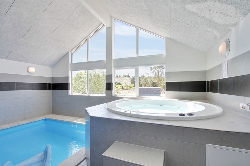 Nyt varmen i boblebadet i luksushus nr. 396 i Vestjylland