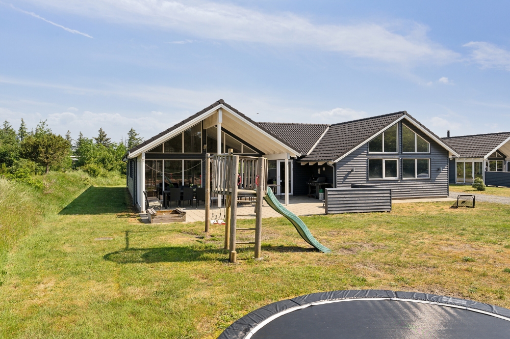 I det attraktive feriehuset nr. 396 i Vestjylland finnes det mengder av utendørsaktiviteter, som leketårn og huskestativ.