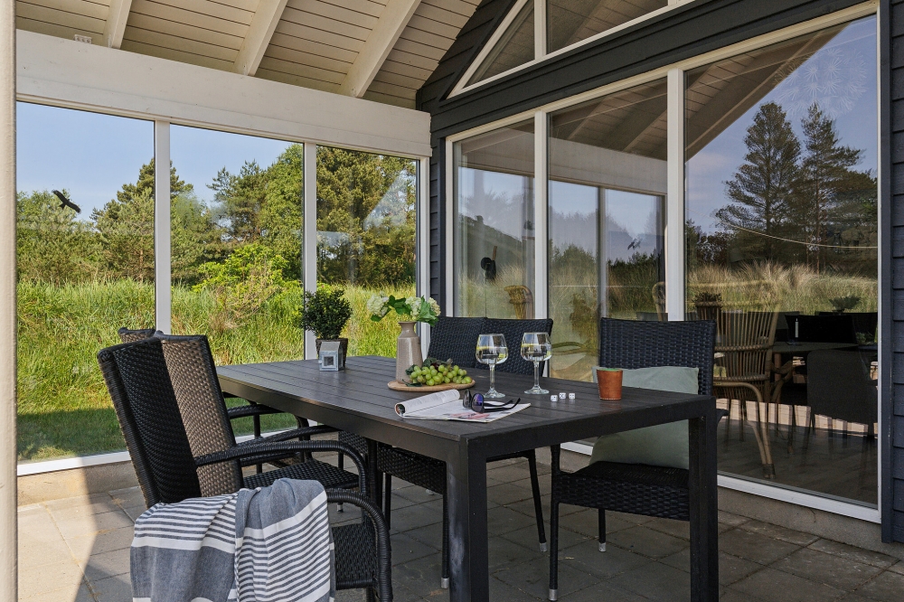 Nyt en grillkveld på terrassen i luksushus nr. 396 i Vestjylland