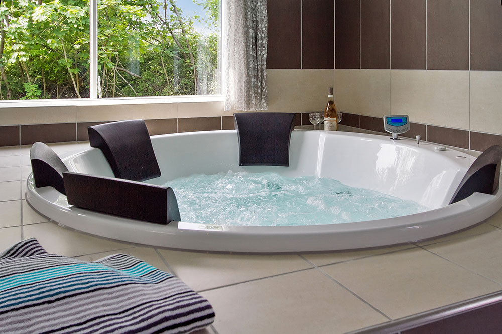 Nyt varmen i boblebadet i luksushus nr. 714 i Tyskland