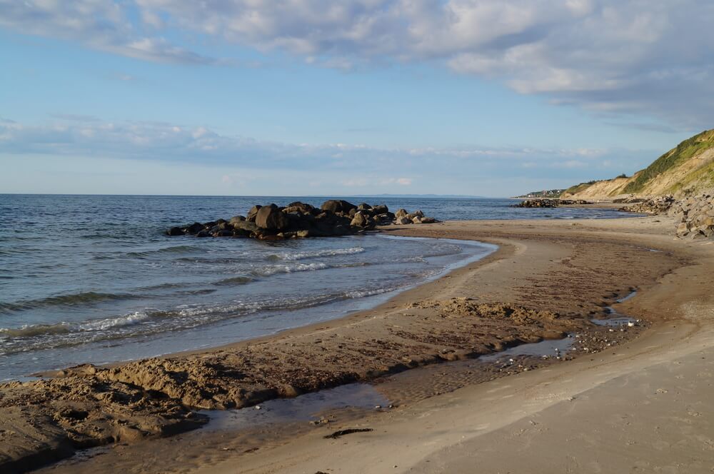 Stranden nær luksushus nr. 388 i Nordsjælland er ideell til gåturer.