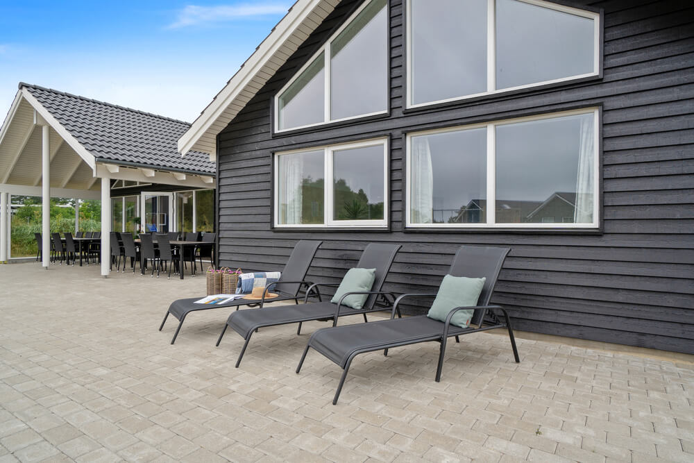 På terrassen i feriehus nr. 390 er det plass til 18 personer.