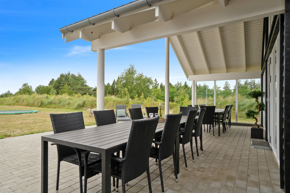 Nyt en grillkveld på terrassen i luksushus nr. 390 i Vestjylland