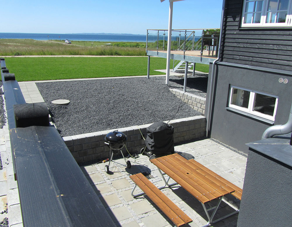 Nyt en grillkveld på terrassen i luksushus nr. 400 i Østjylland