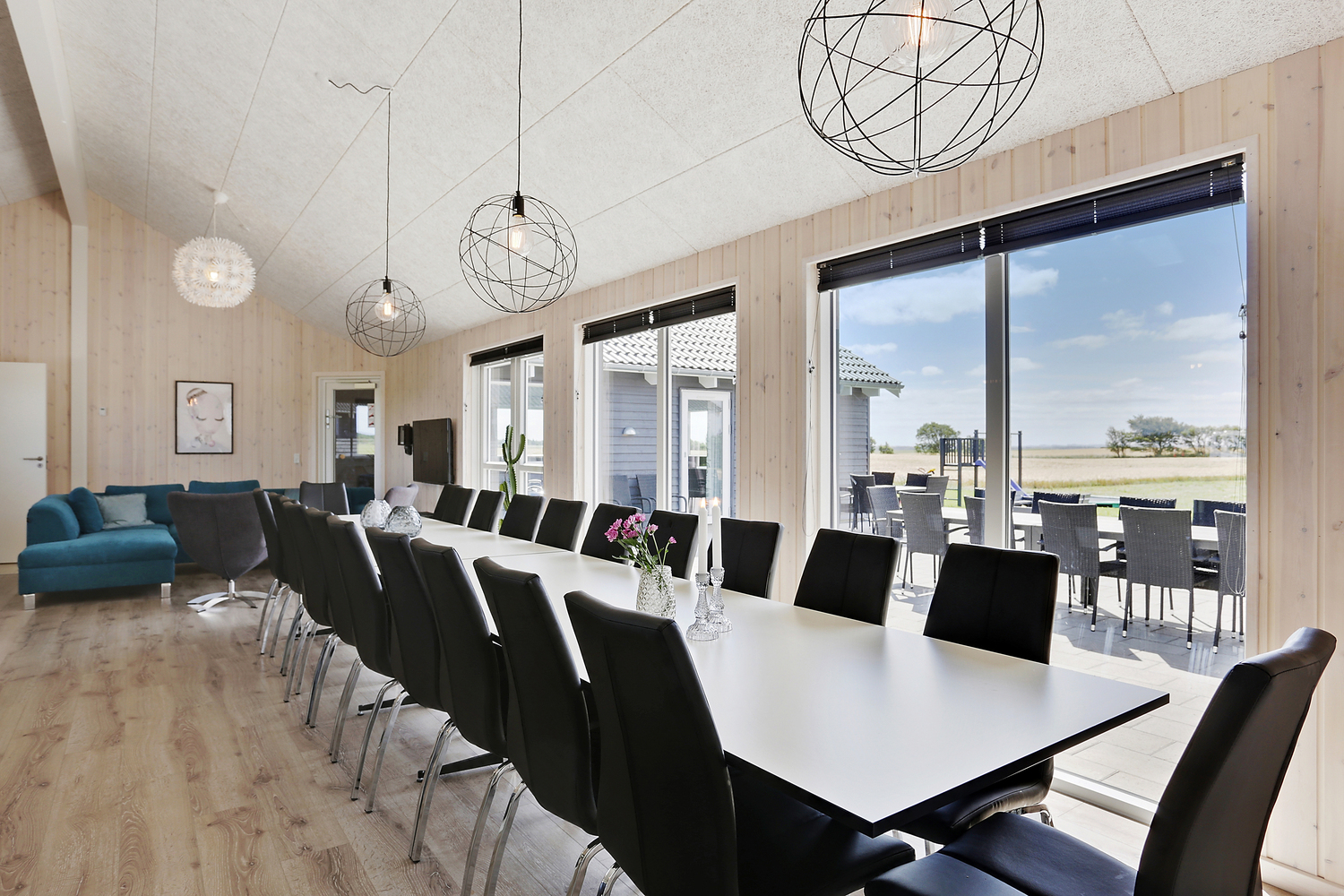 Det er plass til 24 personer i det store lyse oppholdsrommet i luksushus nr. 404.