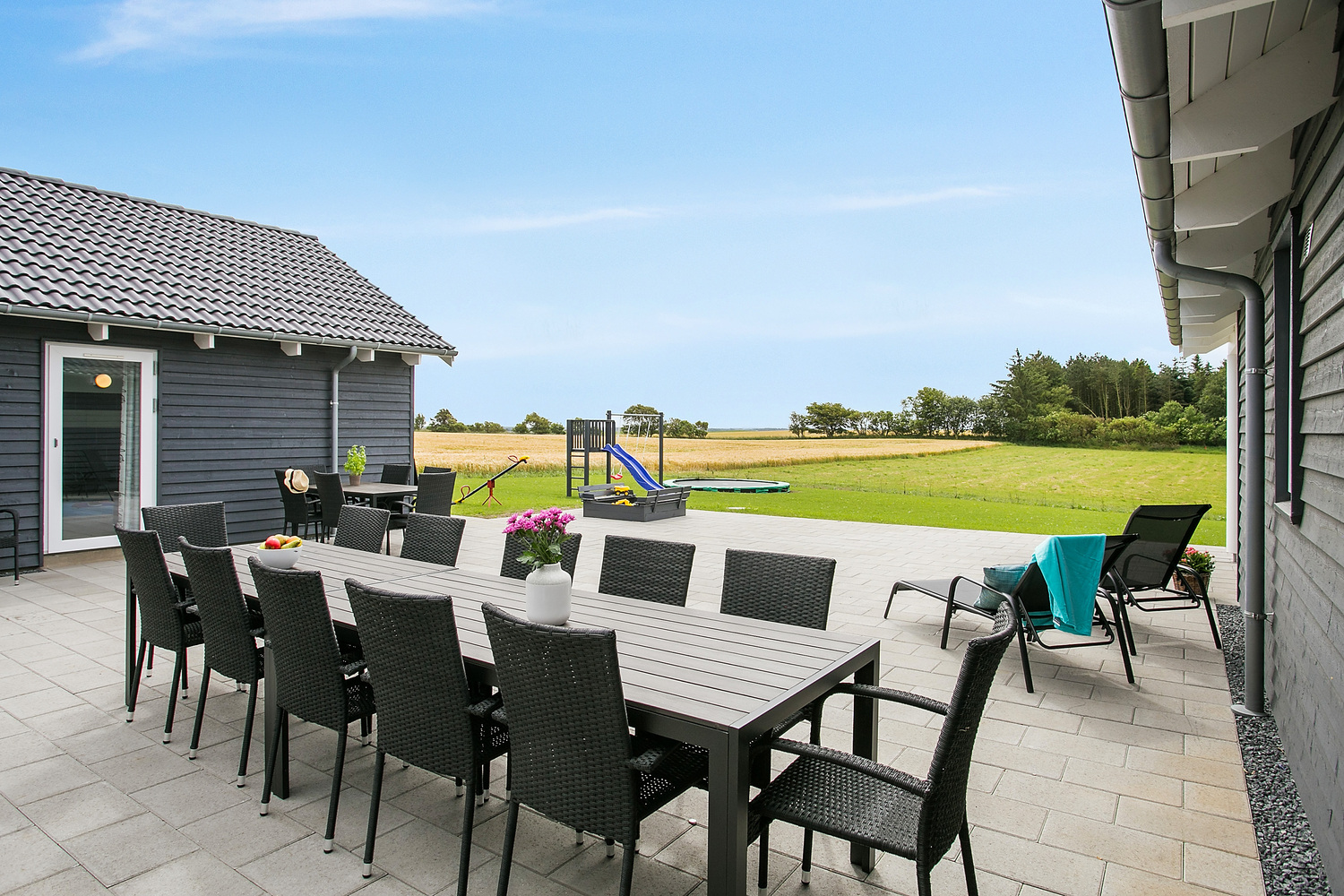 Luksushus nr. 404 har en deilig terrasse med gode hagemøbler til 24 personer.