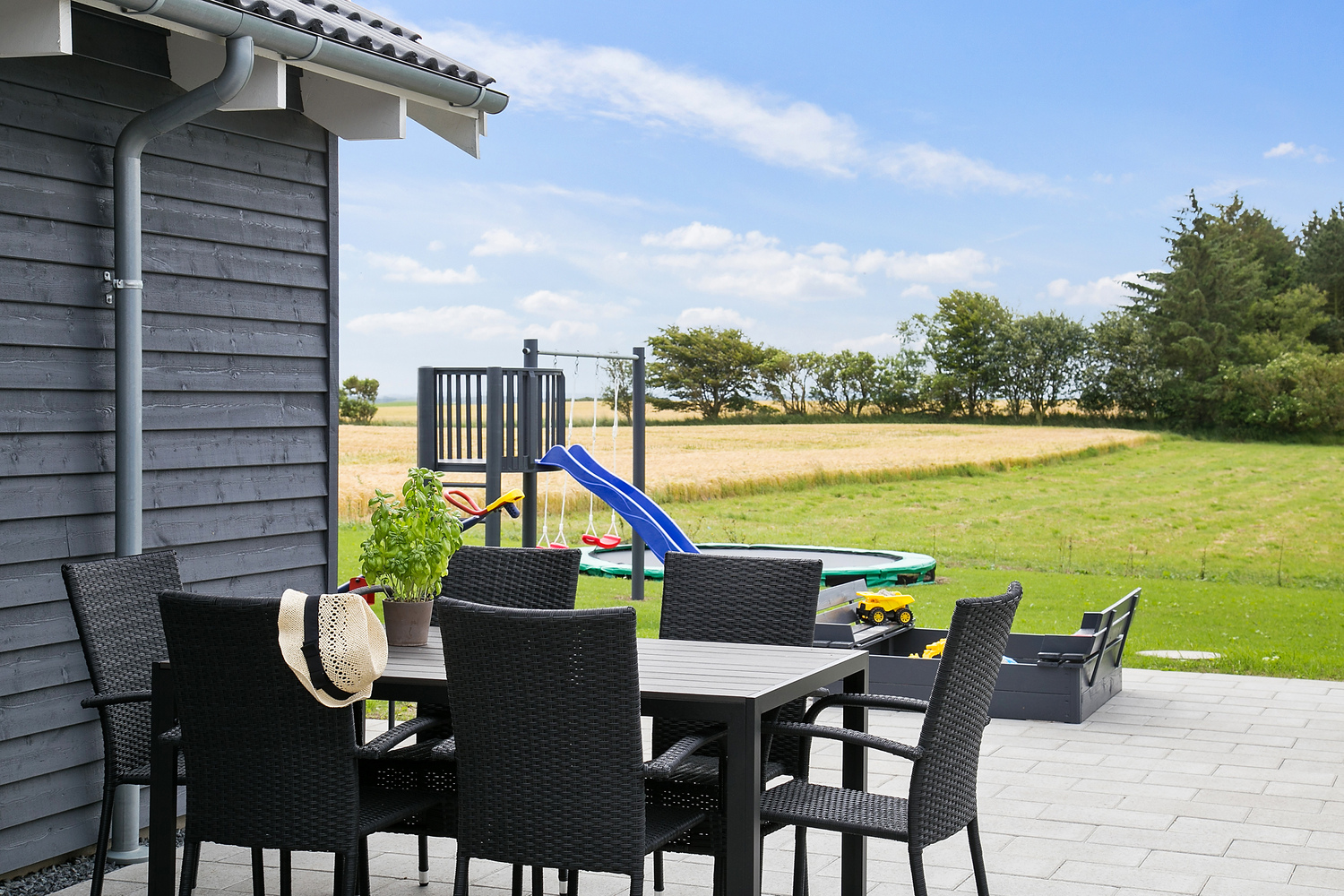 Nyt en grillkveld på terrassen i luksushus nr. 404 i Limfjorden