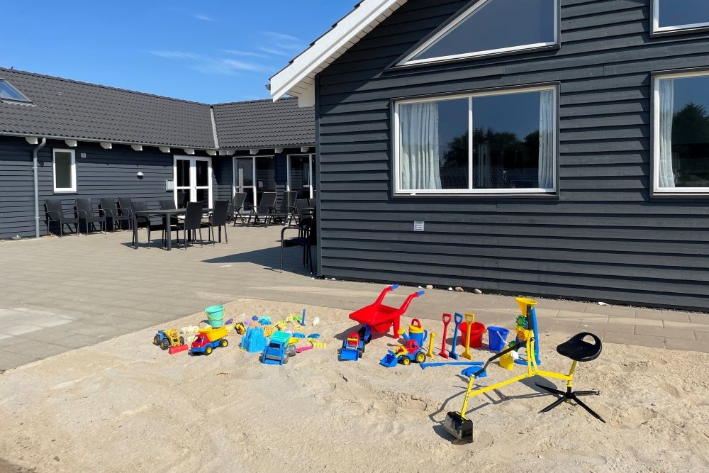 I det attraktive feriehuset nr. 404 i Limfjorden finnes det mengder av utendørsaktiviteter, som leketårn og huskestativ.