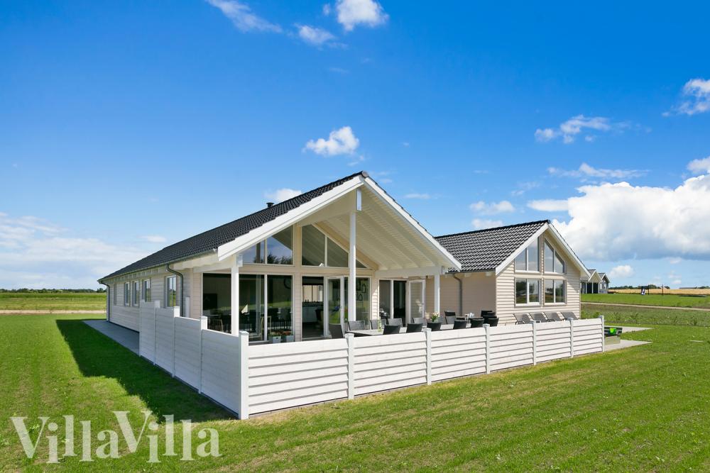 Dette lekre huset med svømmebasseng, nr. 405, med plass til 18 personer, ligger i Limfjorden