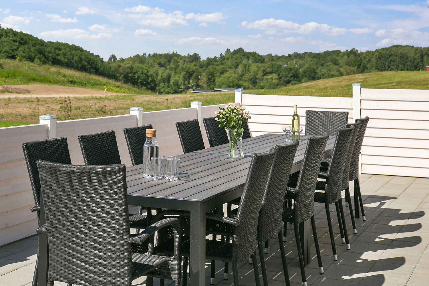 Nyt en grillkveld på terrassen i luksushus nr. 405 i Limfjorden