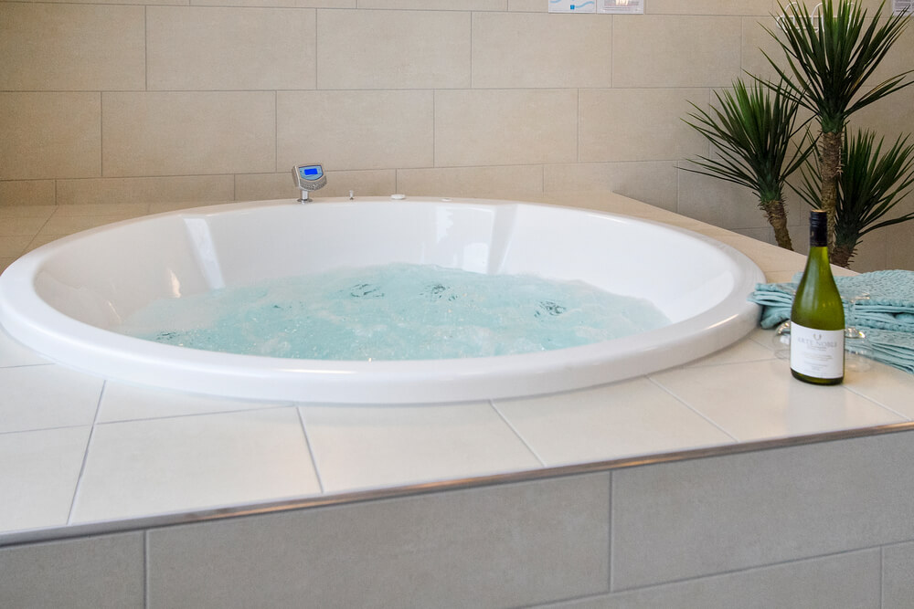 Nyt varmen i boblebadet i luksushus nr. 407 i Vestjylland