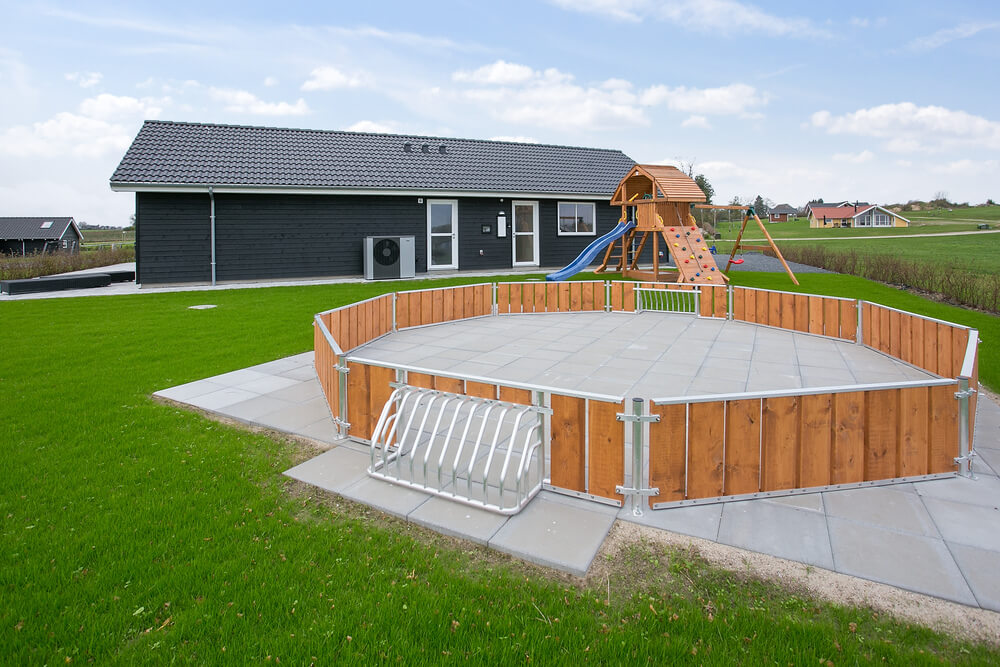 I det attraktive feriehuset nr. 392 i Fyn og øyer finnes det mengder av utendørsaktiviteter, som leketårn og huskestativ.