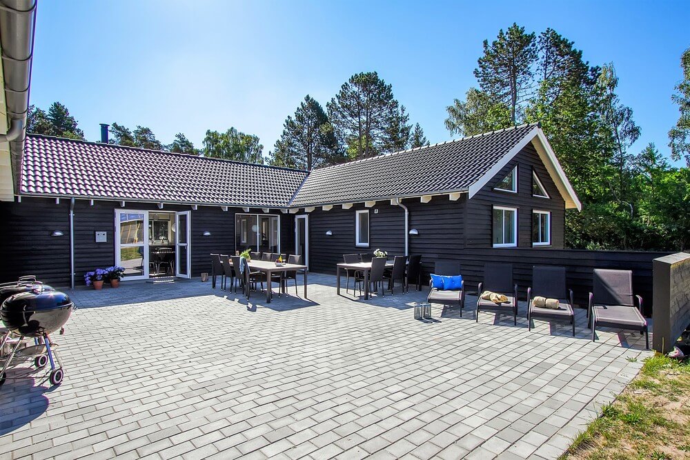 Nyt en grillkveld på terrassen i luksushus nr. 410 i Nordsjælland