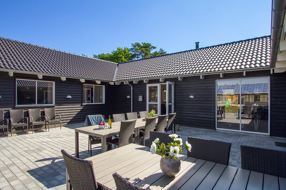 På terrassen i feriehus nr. 410 er det plass til 20 personer.