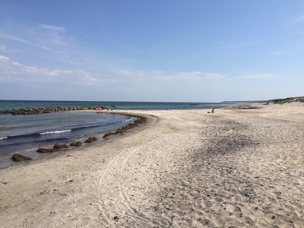 Stranden nær luksushus nr. 410 i Nordsjælland er ideell til gåturer.