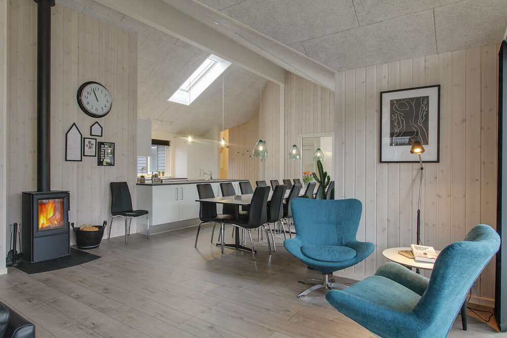 Det er plass til 18 personer i det store lyse oppholdsrommet i luksushus nr. 409.