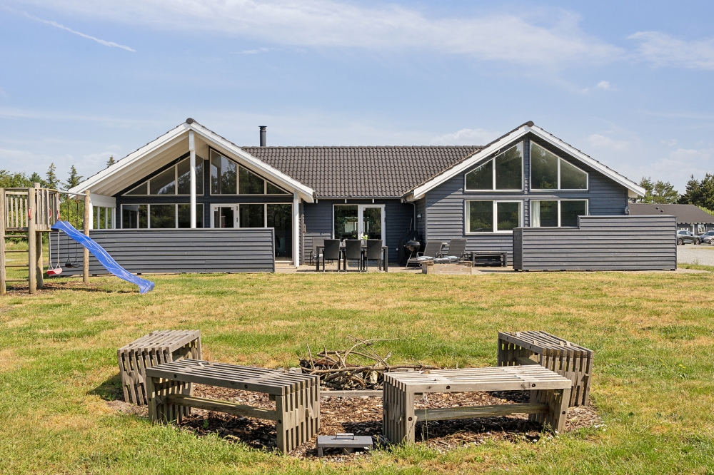 Dette lekre huset med svømmebasseng, nr. 409, med plass til 18 personer, ligger i Vestjylland
