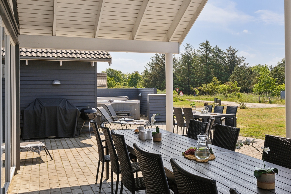 Nyt en grillkveld på terrassen i luksushus nr. 409 i Vestjylland