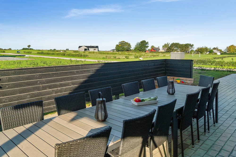 På terrassen i feriehus nr. 418 er det plass til 14 personer.