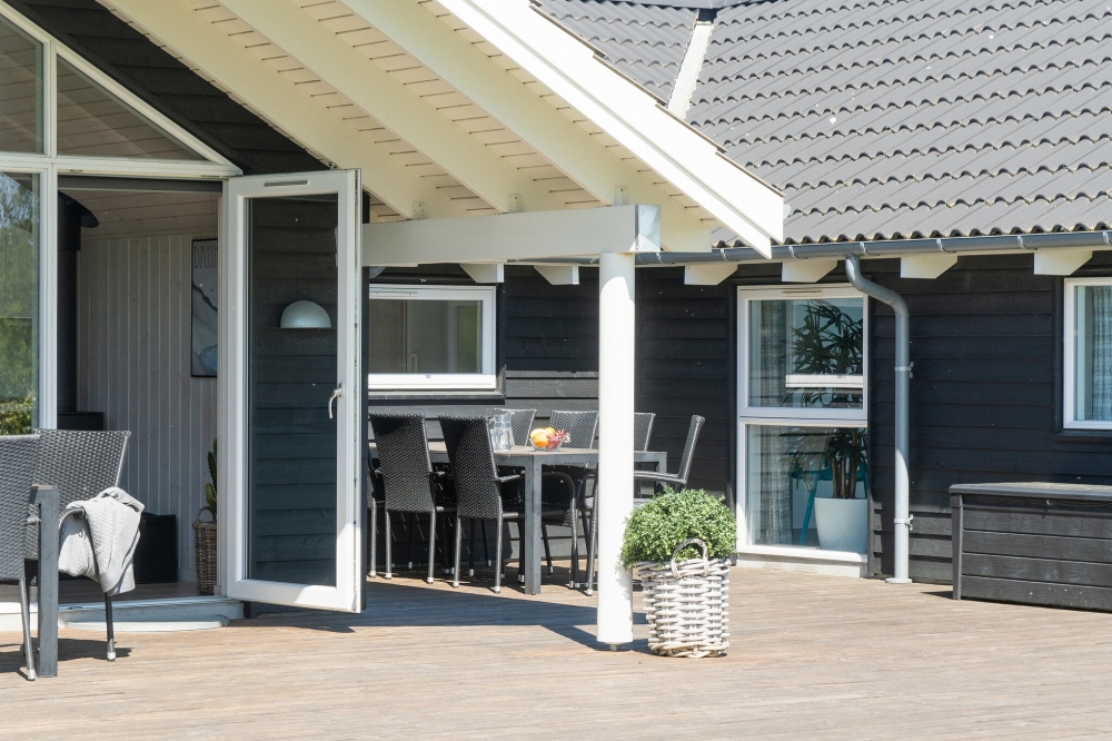 På terrassen i feriehus nr. 417 er det plass til 14 personer.