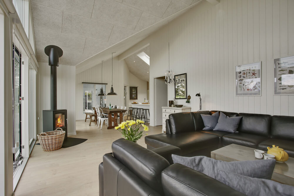 Det er plass til 14 personer i det store lyse oppholdsrommet i luksushus nr. 411.