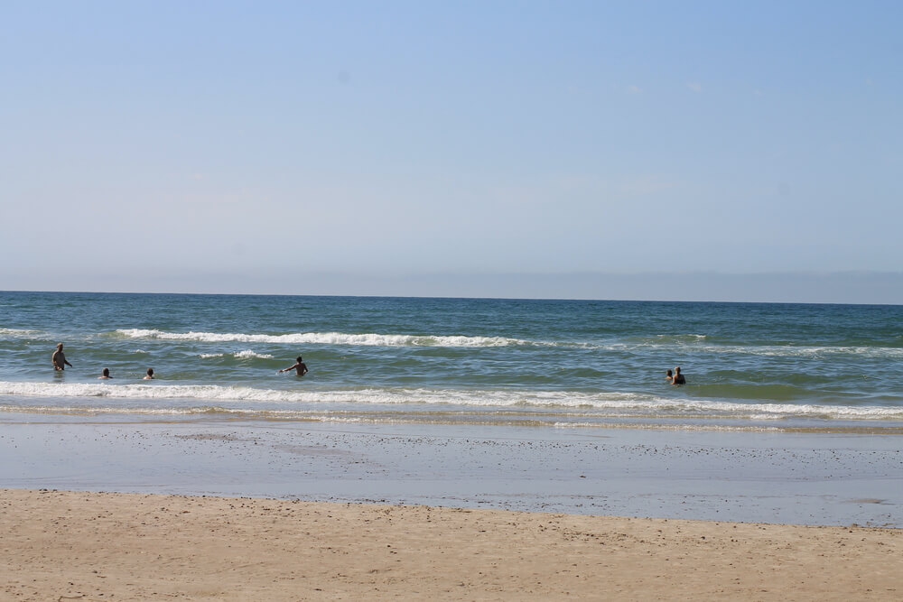 Stranden nær luksushus nr. 411 i Nordjylland er ideell til gåturer.