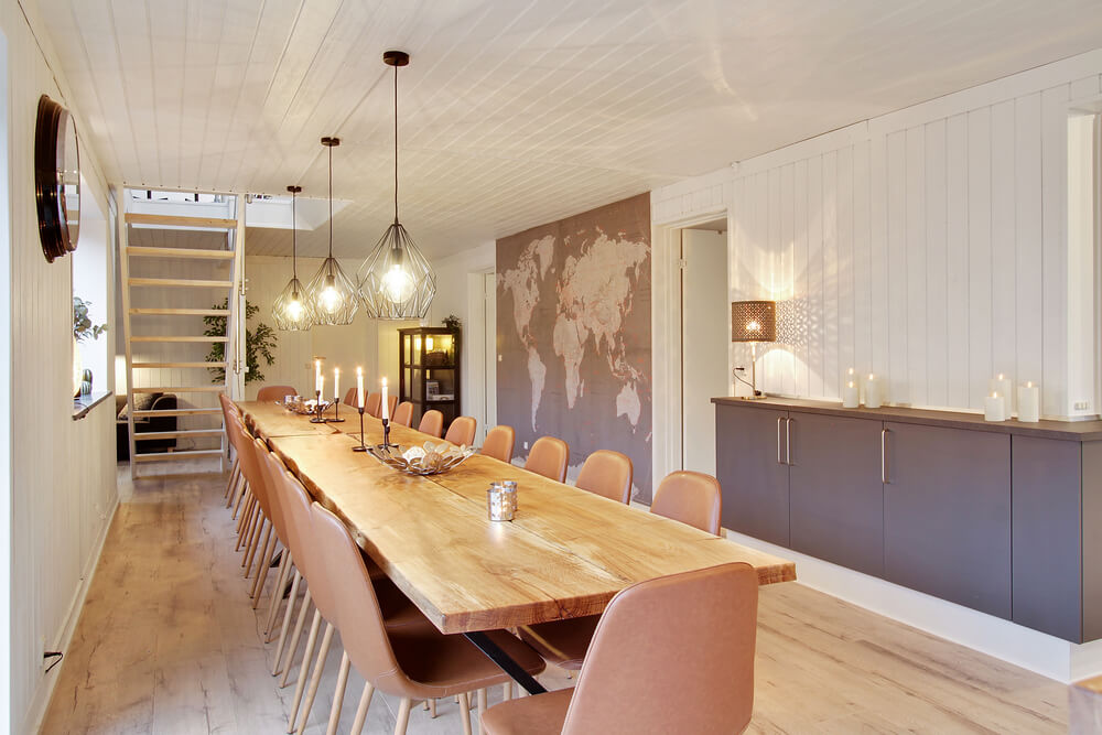 Det er plass til 28 personer i det store lyse oppholdsrommet i luksushus nr. 423.