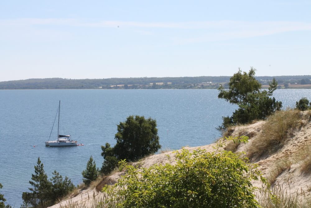 Stranden nær luksushus nr. 421 i Østjylland er ideell til gåturer.