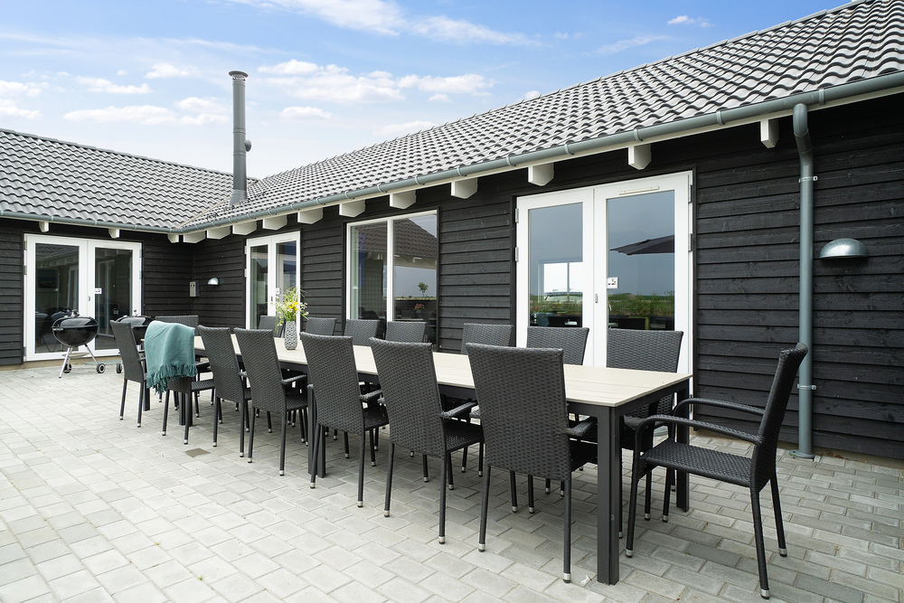 På terrassen i feriehus nr. 430 er det plass til 30 personer.