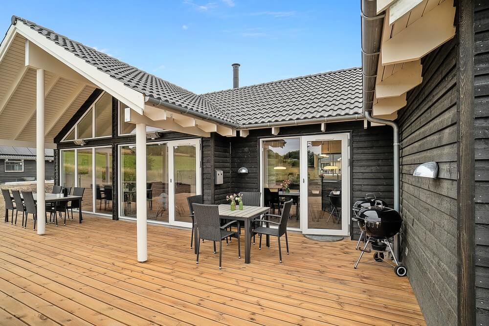 Nyt en grillkveld på terrassen i luksushus nr. 425 i Nordsjælland
