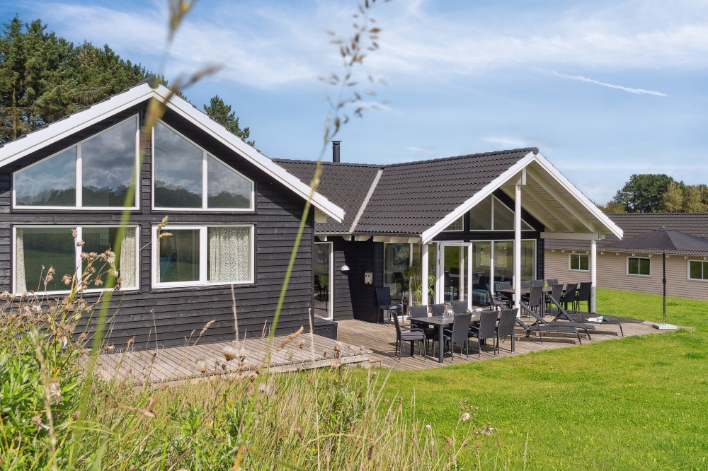 Nyt en grillkveld på terrassen i luksushus nr. 426 i Nordsjælland