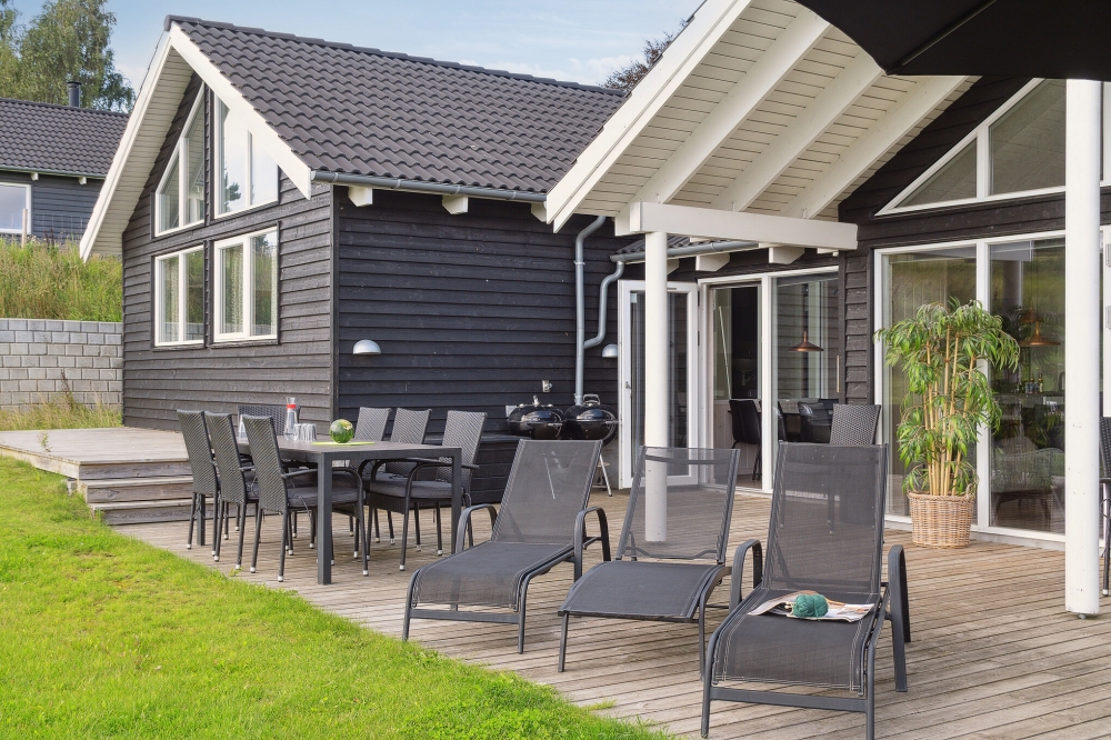 På terrassen i feriehus nr. 426 er det plass til 16 personer.