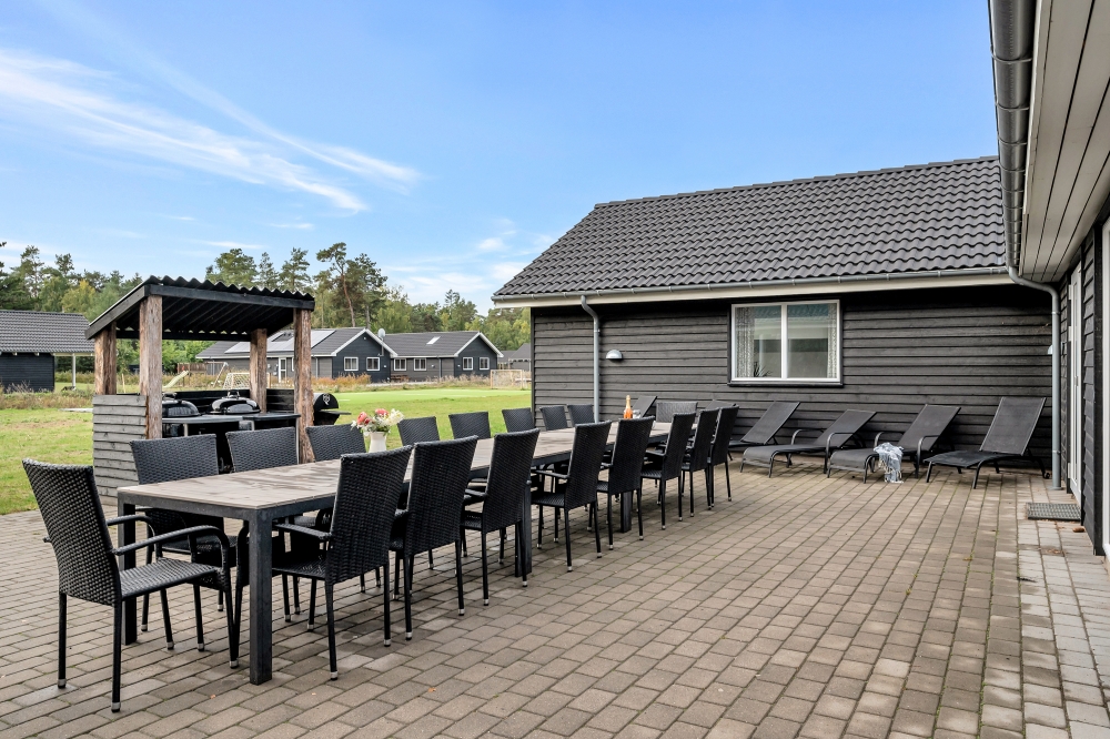 På terrassen i feriehus nr. 438 er det plass til 30 personer.