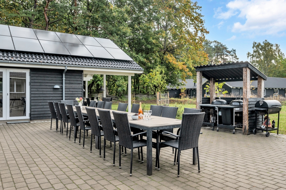 Nyt en grillkveld på terrassen i luksushus nr. 438 i Nordsjælland