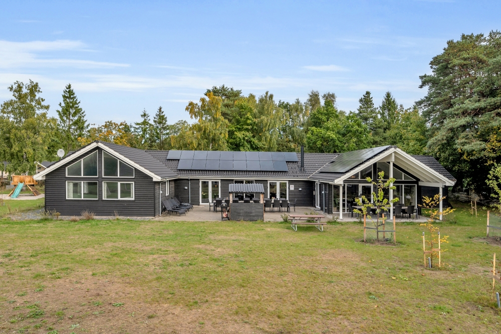Dette lekre huset med svømmebasseng, nr. 438, med plass til 30 personer, ligger i Nordsjælland
