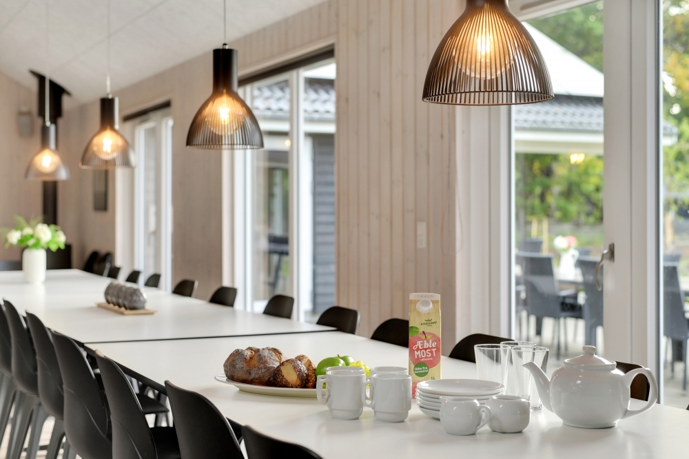 Det er plass til 30 personer i det store lyse oppholdsrommet i luksushus nr. 438.